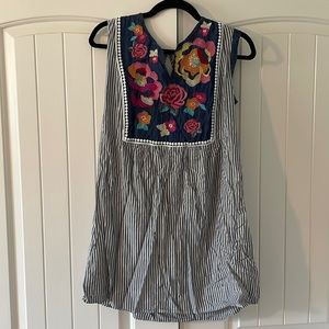 Andree size M sleeveless embroidered tunic